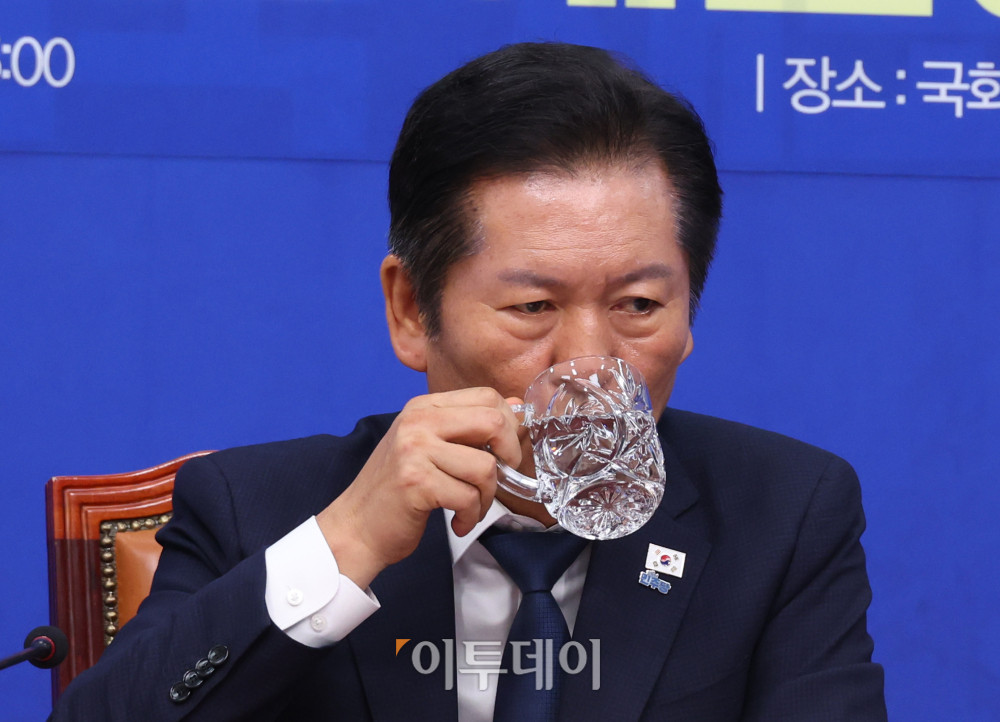 ▲정청래 더불어민주당 대표가 18일 서울 여의도 국회에서 열린 서울·인천·강원 예산정책협의회에서 물을 마시고 있다. 고이란 기자 photoeran@