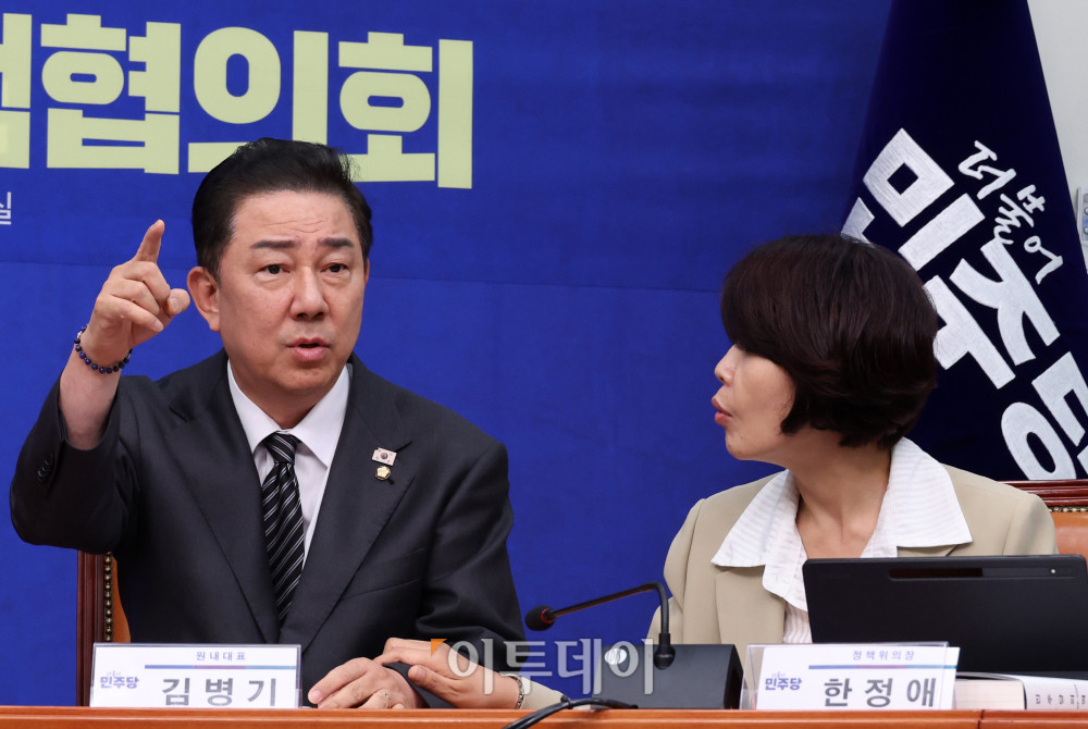 ▲김병기(왼쪽) 더불어민주당 원내대표와 한정애 정책위의장이 18일 서울 여의도 국회에서 열린 서울·인천·강원 예산정책협의회에서 대화하고 있다. 고이란 기자 photoeran@