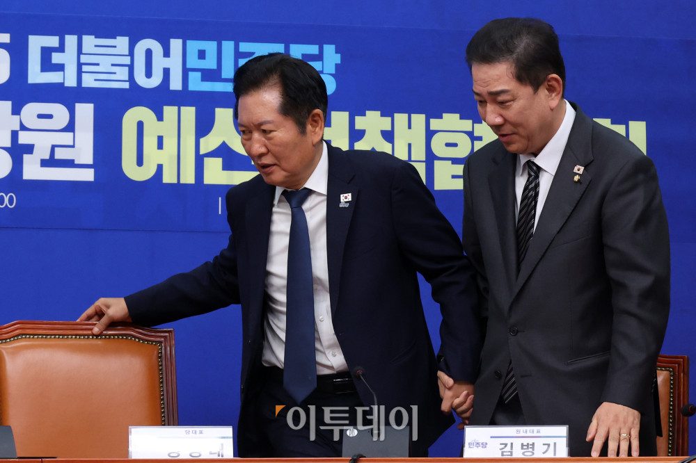 ▲정청래(왼쪽) 더불어민주당 대표와 김병기 원내대표가 18일 서울 여의도 국회에서 열린 서울·인천·강원 예산정책협의회에서 손을 잡으며 인사하고 있다. 고이란 기자 photoeran@