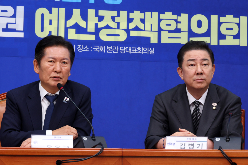 ▲정청래 더불어민주당 대표가 18일 서울 여의도 국회에서 열린 서울·인천·강원 예산정책협의회에서 발언을 하고 있다. 오른쪽은 김병기 원내대표. 고이란 기자 photoeran@