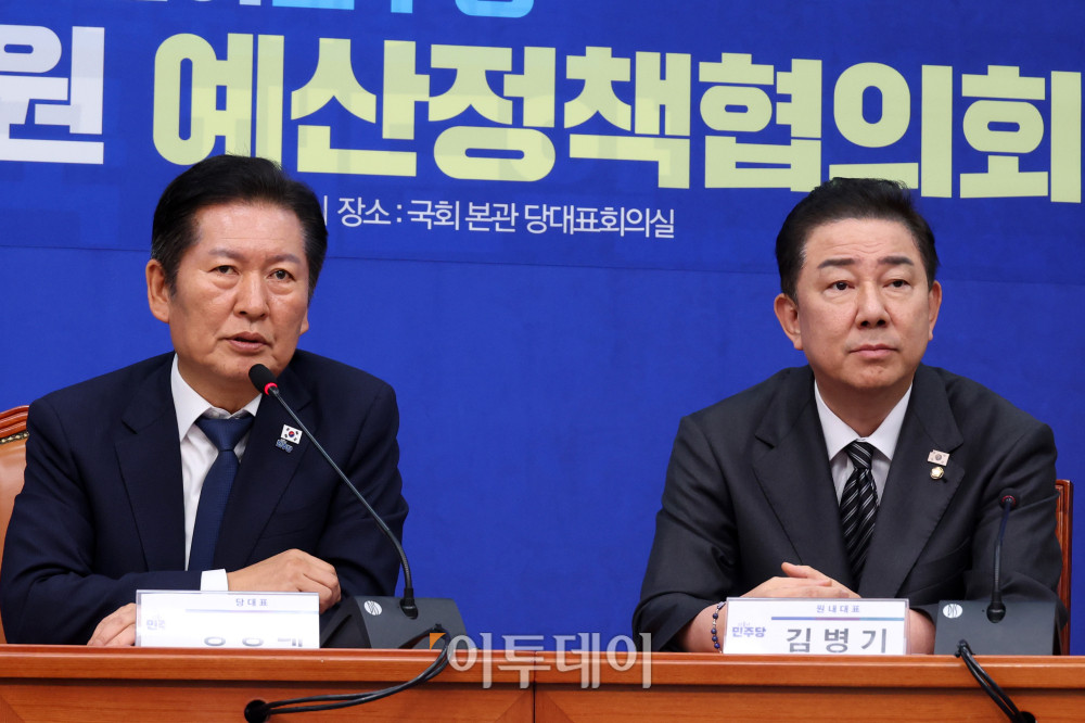 ▲정청래 더불어민주당 대표가 18일 서울 여의도 국회에서 열린 서울·인천·강원 예산정책협의회에서 발언을 하고 있다. 오른쪽은 김병기 원내대표. 고이란 기자 photoeran@