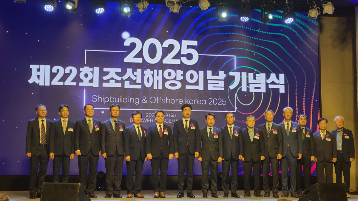 ▲'제22회 조선해양의 날' 기념식에 참석한 업계 관계자들이 기념사진을 촬영하고 있다. (손민지 기자 handmin@)