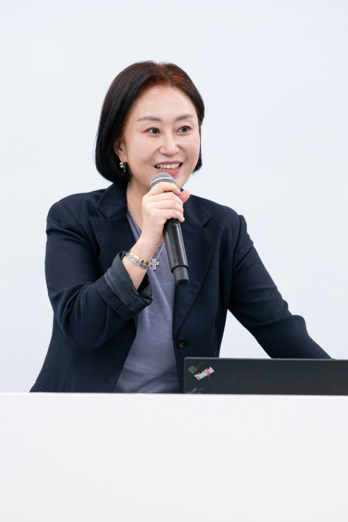 ▲신화숙 아마존 글로벌셀링 코리아 대표가 18일 서울 강남구 센터필드 빌딩에서 열린 미디어 간담회에서 K뷰티 브랜드 글로벌 지원 전략에 대해 소개하고 있다. (사진제공=아마존 글로벌셀링 코리아)