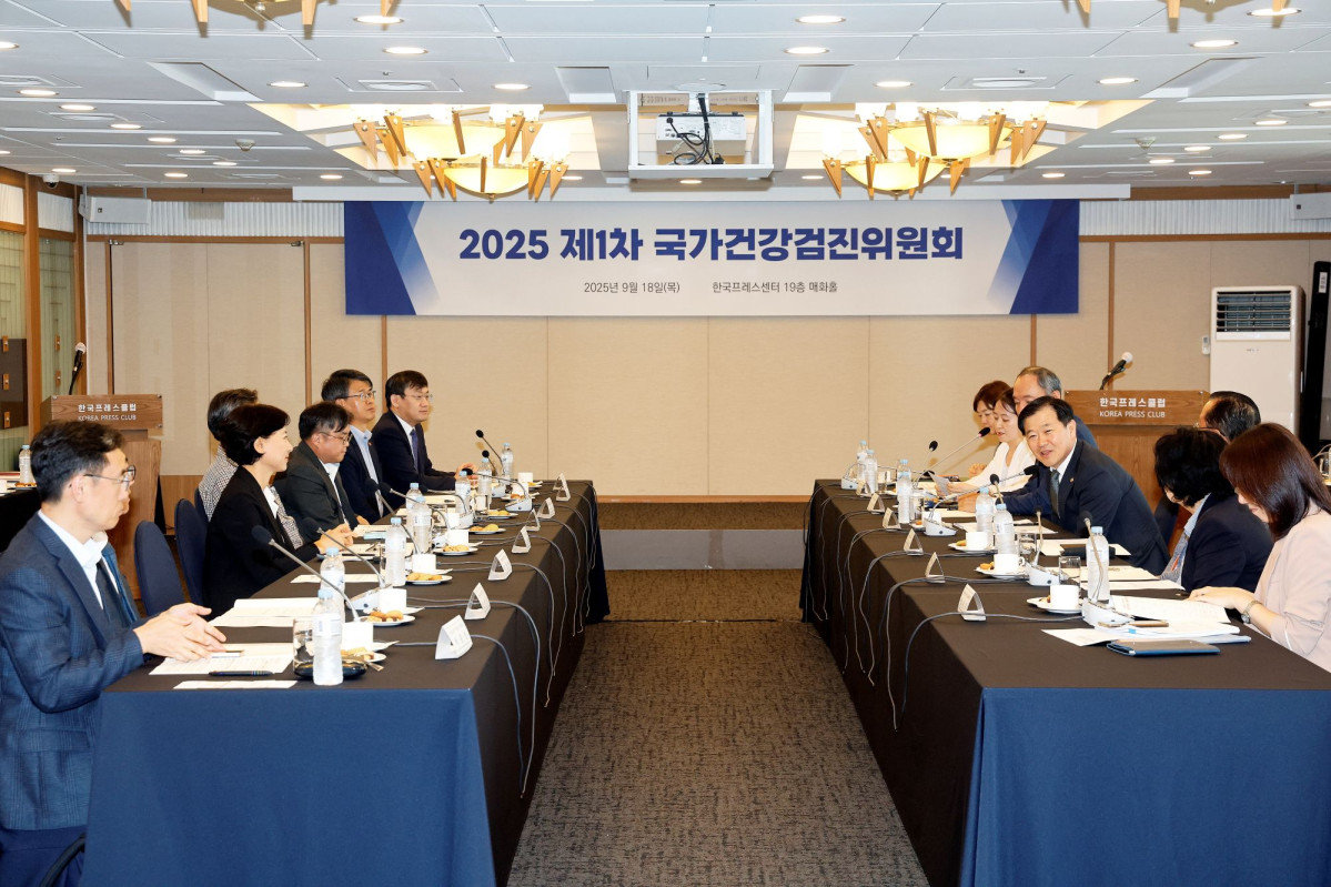 ▲18일 서울 중구 한국프레스센터에서 이형훈 보건복지부 2차관 주재로 '2025 제1차 국가건강검진위원회'가 열리고 있다. (사진제공=보건복지부)