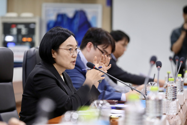 ▲한성숙 중소벤처기업부 장관이 18일 서울 서초구 한국벤처투자에서 열린 'AI·딥테크 유니콘 육성을 위한 벤처투자 정책 간담회'에 참석해 발언하고 있다.  (사진제공=중소벤처기업부 )