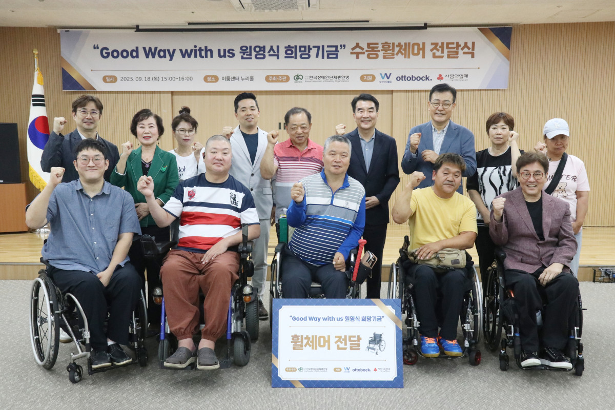 ▲지난 11일 서울역에서 시민들이 이재명 대통령 취임 100일 기자회견 텔레비전 생중계를 시청하고 있다. (한국장애인단체총연맹 제공)