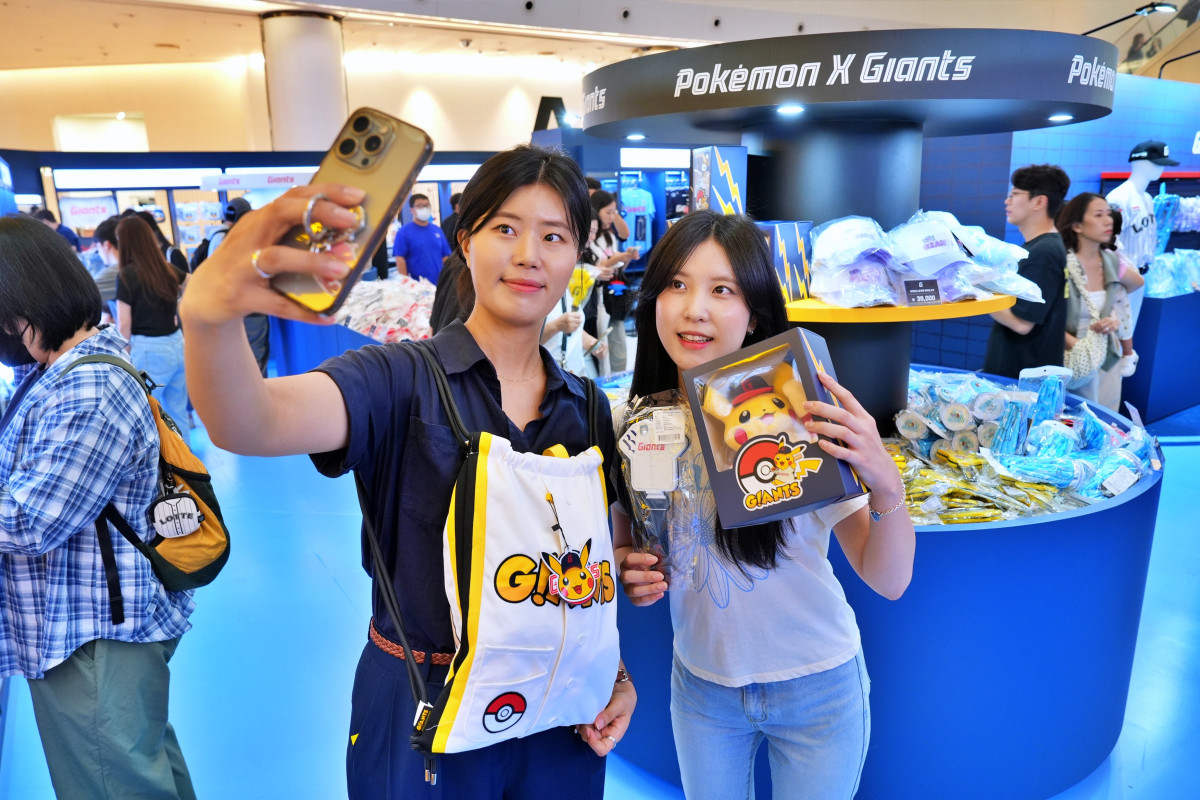 ▲서울시 송파구에잠실 롯데월드몰 1층 아트리움 광장에 열린 '롯데자이언츠' 팝업을 방문한 고객이 기념 촬영을 하고 있다. (사진제공=롯데백화점)