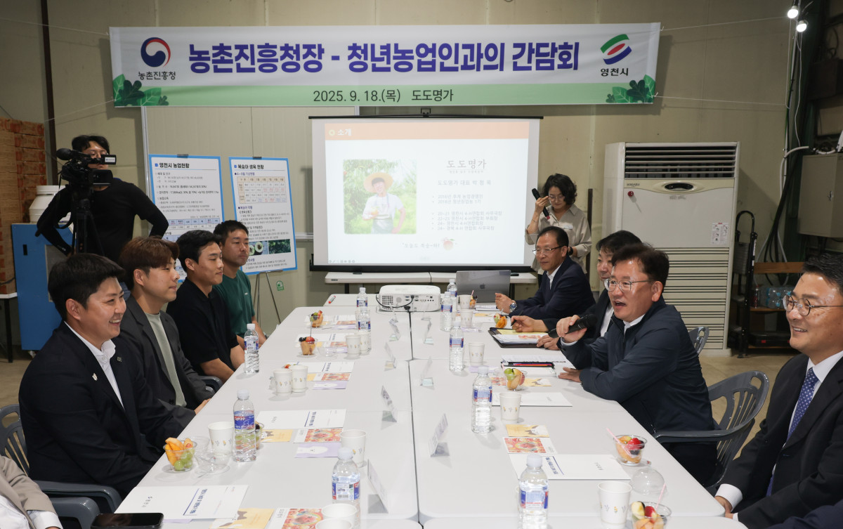 ▲이승돈 농촌진흥청장이 18일 경북 영천시 대창면 복숭아 농장을 방문해 청년농업인 단체인 4-H 지역 회원들과 간담회를 열고 대화를 나누고 있다. (사진제공=농촌진흥청)