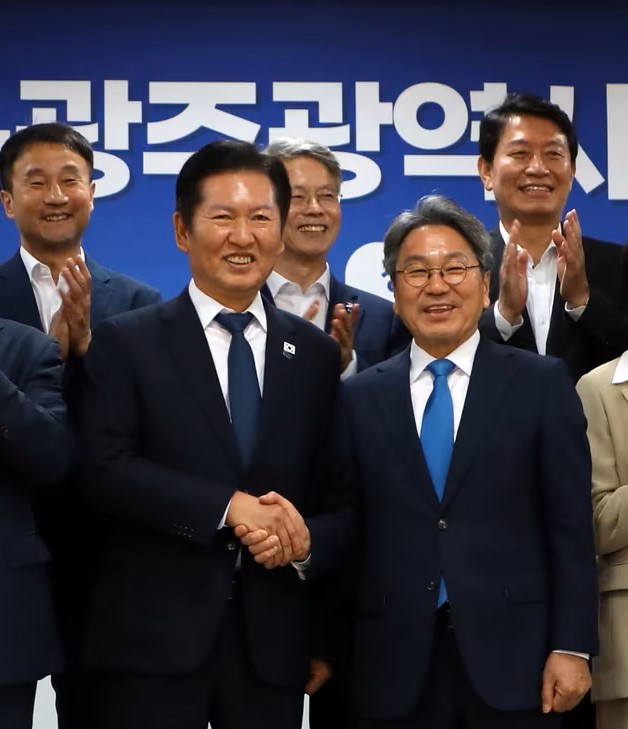 ▲정청래 더불어민주당 당 대표가 광주광역시청을 찾아 예산정책협의회에 앞서 강기정 광주시장과 손을 맞잡고 기념촬영하고 있다. (사진제공=광주시)