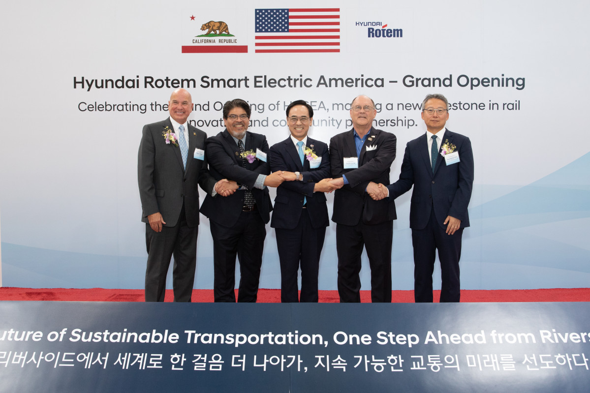 ▲이용배(왼쪽에서 세 번째) 현대로템 대표이사 사장이 제스 몬테스(두 번째) LA메트로 철도차량 사업 총괄과 마이크 퓨트렐(첫 번째) 리버사이드시 행정시장, 척 콘더(네 번째) 리버사이드시 시의원, 김영완(다섯 번째) 주미 LA 총영사와 18일(현지시간) 미국 캘리포니아주 리버사이드시에서 진행된 ‘현대로템 스마트 일렉트릭 아메리카(HRSEA)’전장품 공장 준공식에서 기념촬영을 하고 있다. (사진제공=현대로템)