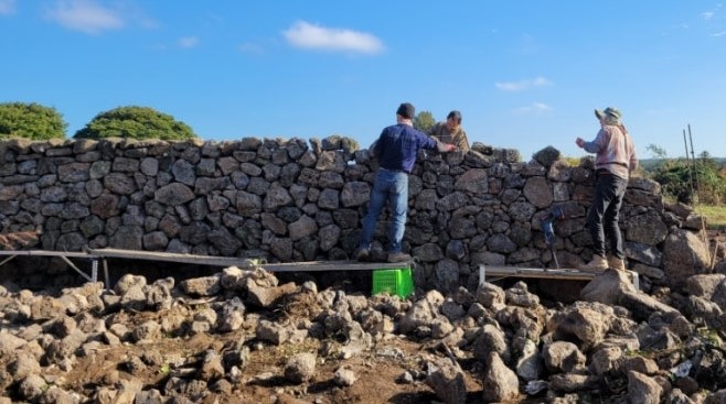 ▲제주도 돌담 쌓기 모습이다. (사진제공=제주도)