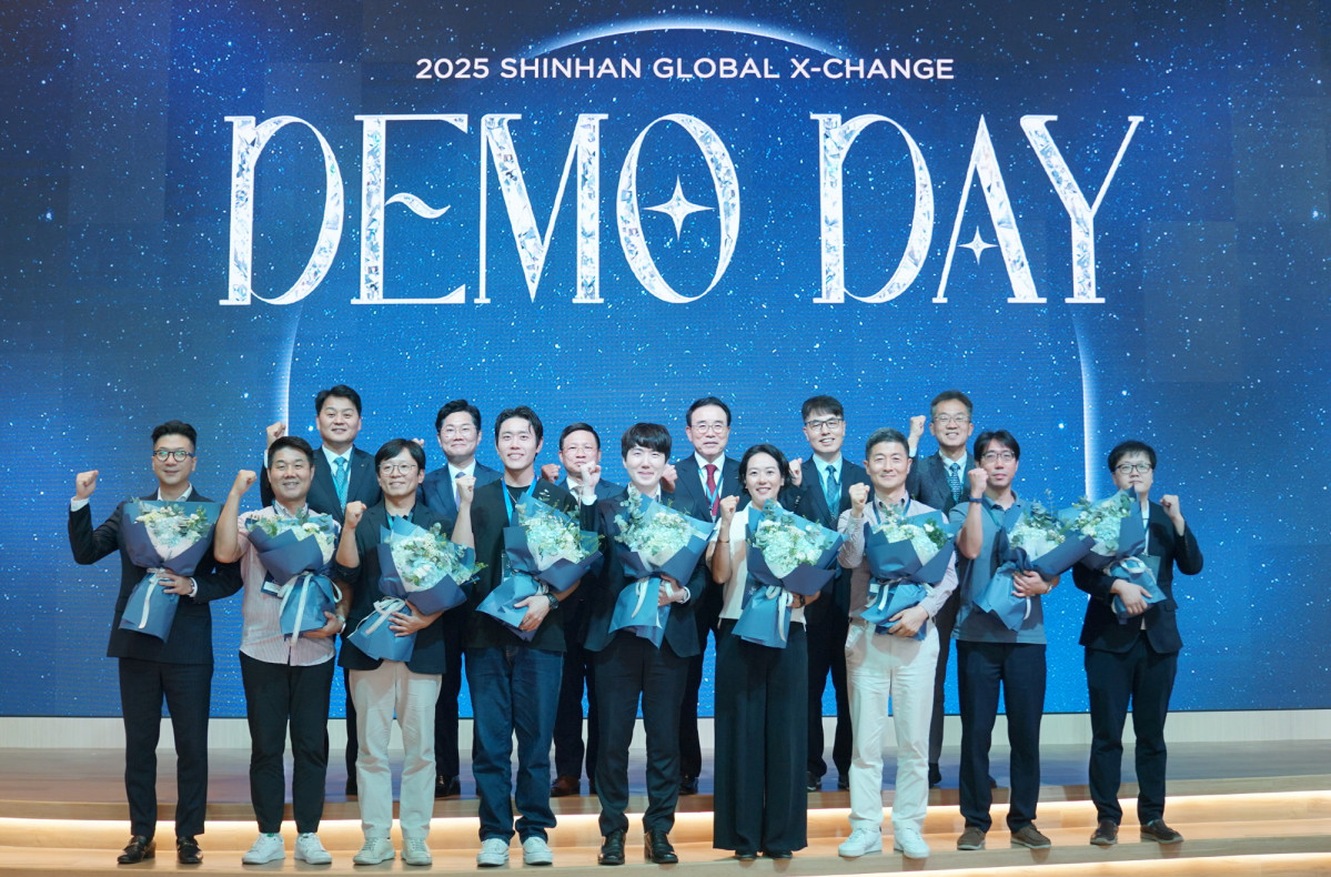 ▲이날 행사에 참석한 (뒷줄 왼쪽부터)강규원 신한은행 베트남법인장, 김동환 금융위원회 디지털금융정책관, 보민 투안 베트남 중앙은행 제2지부장, 조용병 은행연합회장, 김건 한국핀테크지원센터 이사장, 고석헌 신한지주 부사장 및 스타트업 관계자들이 기념촬영을 하고 있다. (사진제공=신한금융그룹)