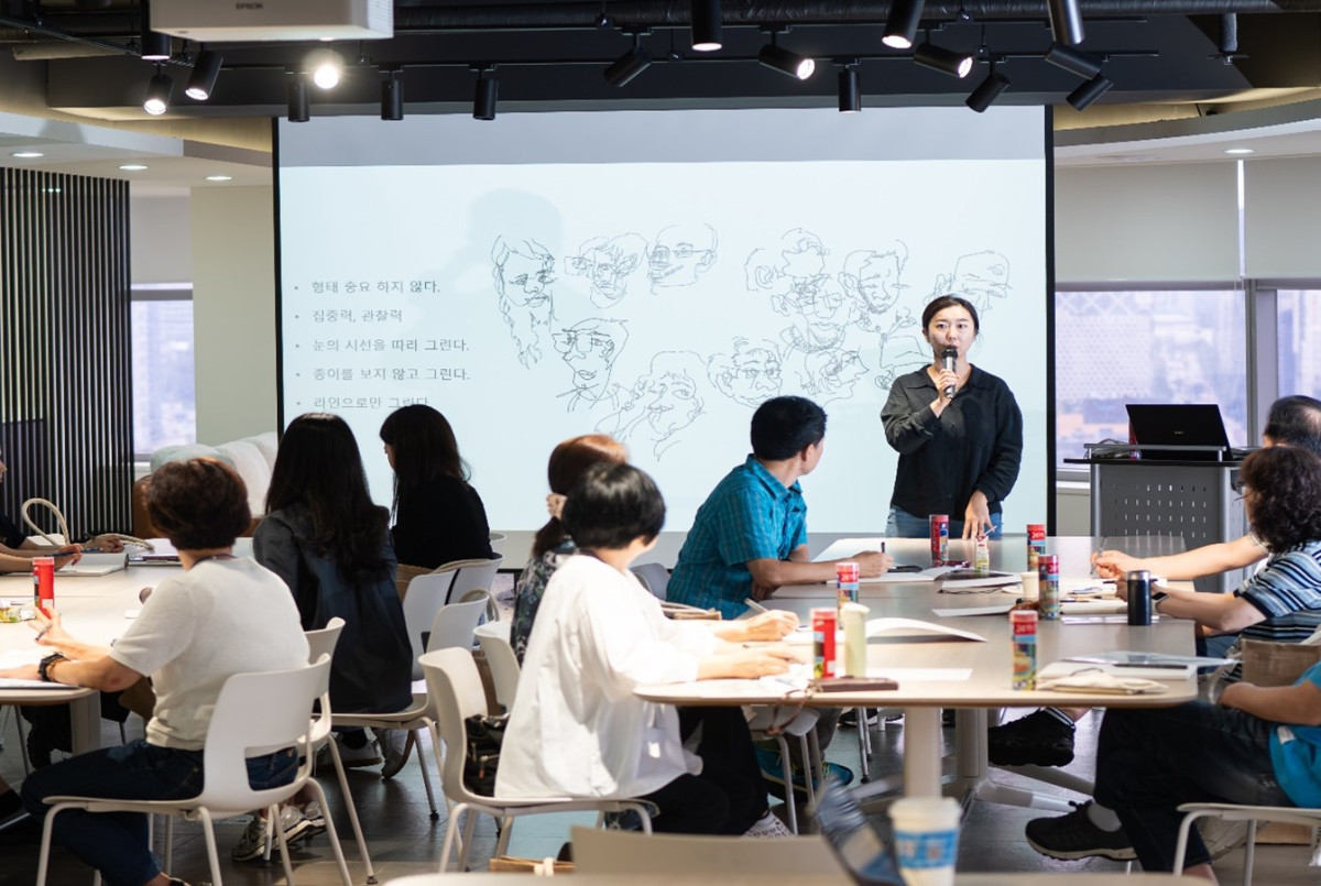 ▲18일 아이즈비전 '프리미엄 문화시리즈'의 첫 순서인 '드로잉 클래스'가 진행되고 있다. (사진제공=아이즈비전)