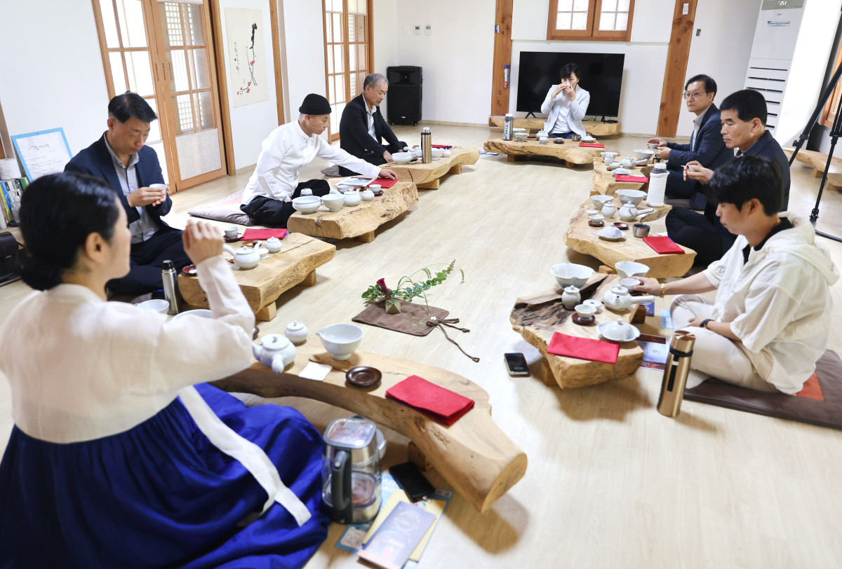 ▲다도 체험 프로그램에 참여해 운영 실무를 점검하는 모습.(농림축산식품부)