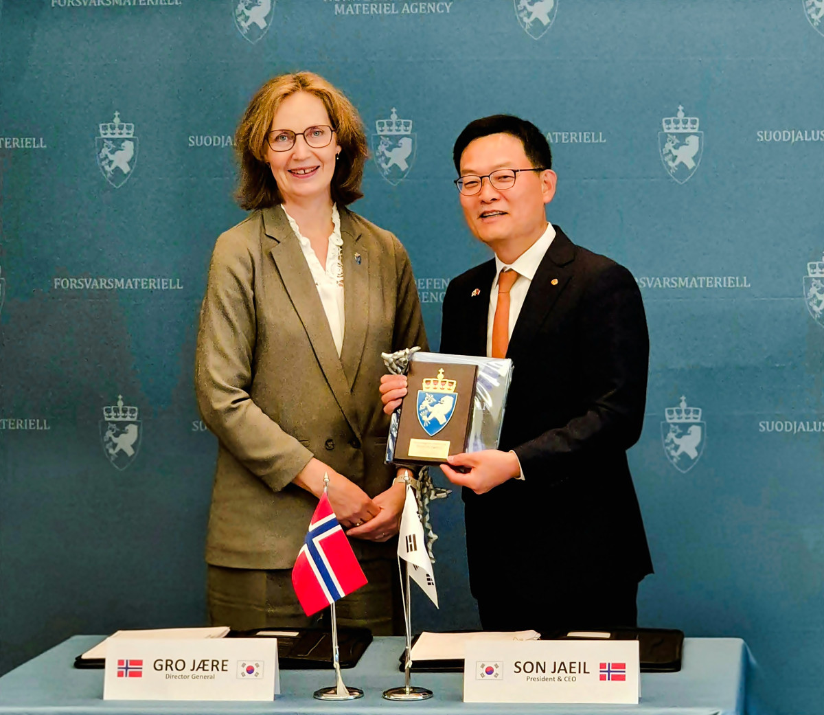 ▲18일(현지 시간) 노르웨이 국방물자청에서 열린 노르웨이 K9 계약식에서 손재일 한화에어로스페이스 대표이사와 그로 예레 노르웨이 NDMA 청장이 기념품을 교환하고 있다. (한화에어로스페이스)