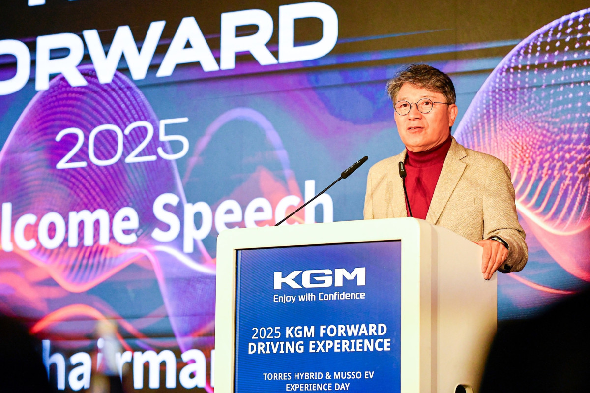 ▲KGM은 독일에서 글로벌 대리점사와 기자를 초청해 무쏘 EV와 토레스 하이브리드를 론칭하고 시승 행사를 갖는 등 수출시장 판매 물량 확대에 나섰다. 인사말을 하고 있는 곽재선 KGM 회장.  (사진=KGM)
