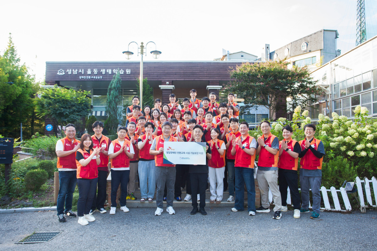 ▲SK케미칼은 18일 성남시 율동생태학습원에서 ‘의 일환으로 발달장애인 대상 시설 보수 봉사활동을 전개했다. 안재현 사장과 에코랩 구성원들이 울타리 설치 및 페인트 작업 등 봉사활동을 마치고 기념사진을 촬영하고 있다. (사진제공=SK케미칼)