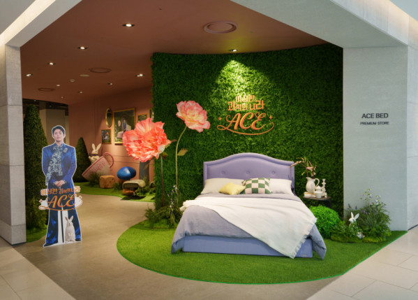 ▲에이스침대는 신규 TV CF 캠페인 ‘이상한 과학의 나라 ACE’의 세계관을 실제로 만나볼 수 있는 컨셉존을 더현대 서울에서 운영한다. (사진제공=에이스침대 )