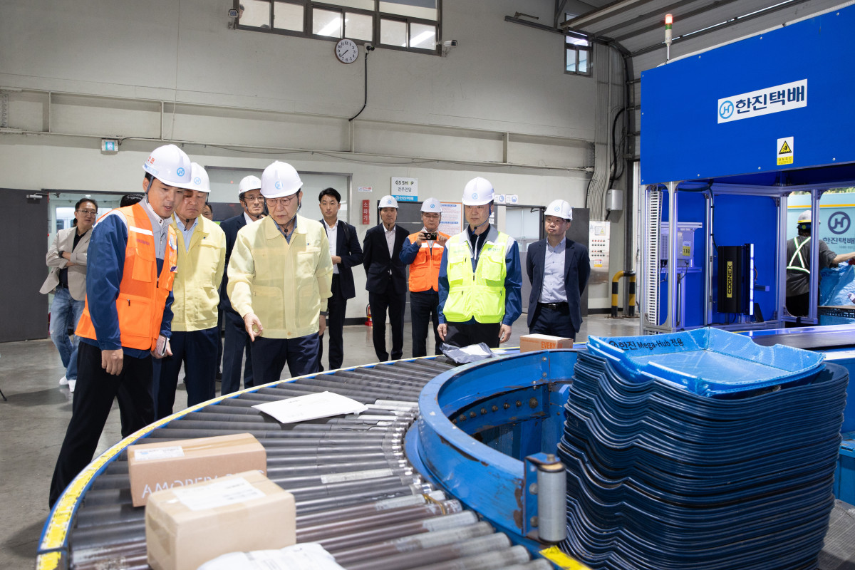 ▲김윤덕 국토교통부 장관이 19일 전북 전주에 있는 한진택배 서브터미널을 찾아 물량이 급증하는 추석 명절에 대비한 종사자의 안전 관리와 원활한 배송 준비 상황을 점검하고 있다. (사진제공=국토교통부)