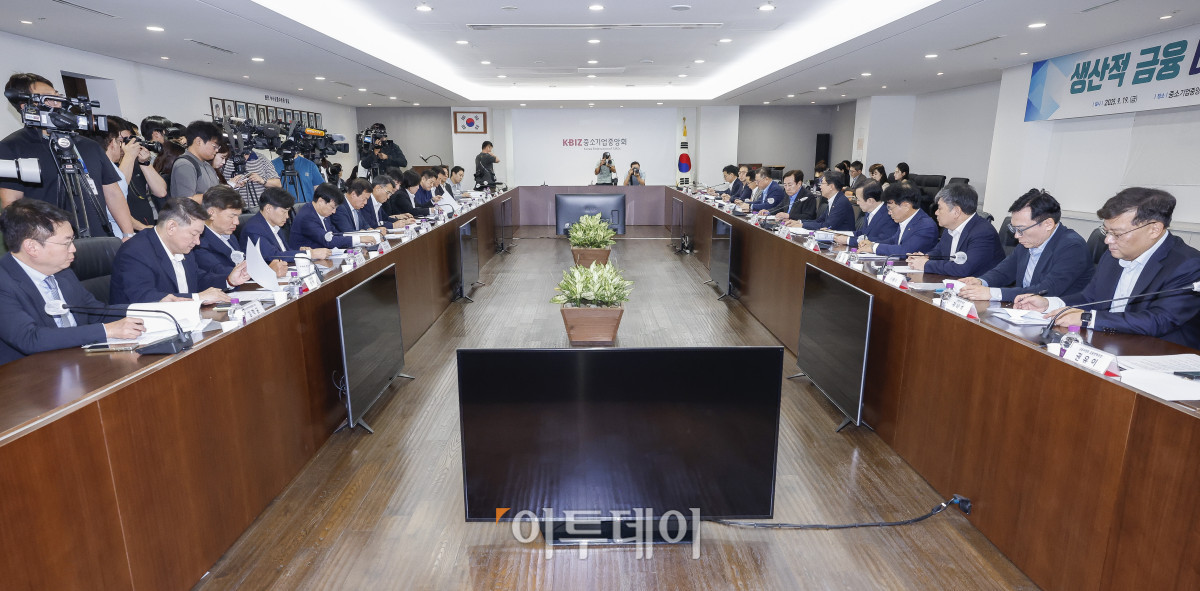 ▲이억원 금융위원회 위원장이 19일 서울 영등포구 중소기업중앙회에서 열린 생산적 금융 대전환 회의에서 모두발언을 하고 있다. 조현호 기자 hyunho@