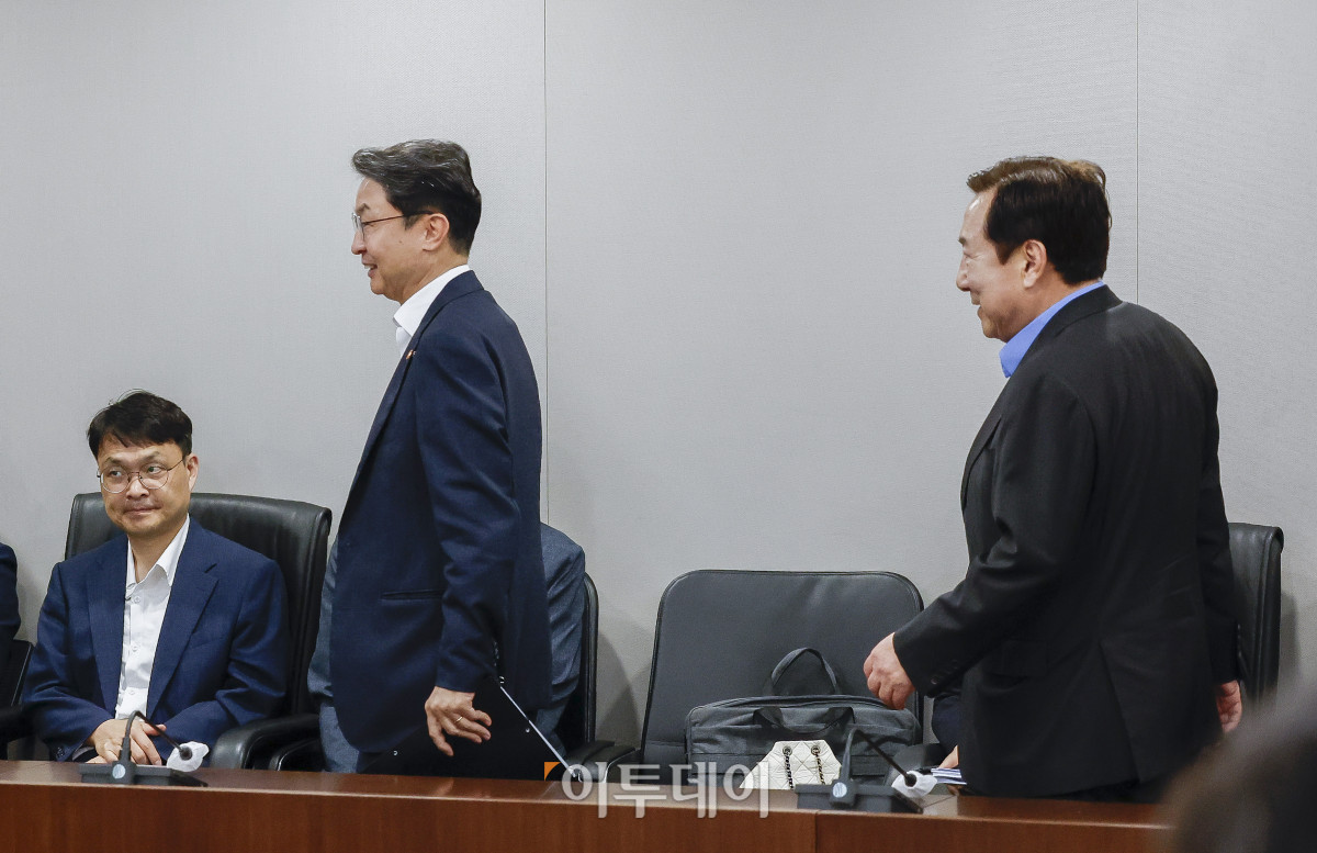 ▲이억원(왼쪽) 금융위원회 위원장과 김기문 중소기업중앙회장이 19일 서울 영등포구 중소기업중앙회에서 열린 생산적 금융 대전환 회의에 참석하고 있다. 조현호 기자 hyunho@