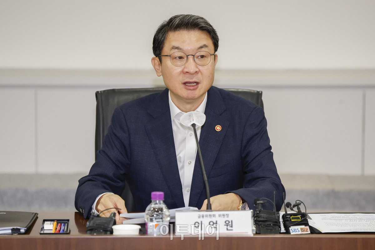 ▲이억원 금융위원회 위원장이 19일 서울 영등포구 중소기업중앙회에서 열린 생산적 금융 대전환 회의에서 모두발언을 하고 있다. 조현호 기자 hyunho@