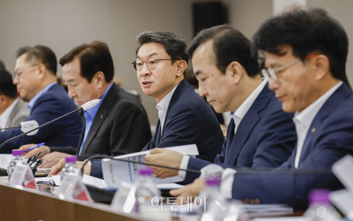 ▲이억원 금융위원회 위원장이 19일 서울 영등포구 중소기업중앙회에서 열린 생산적 금융 대전환 회의에서 모두발언을 하고 있다. 조현호 기자 hyunho@