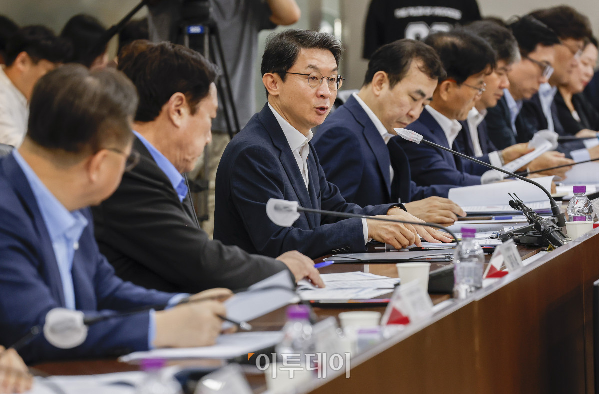 ▲이억원 금융위원회 위원장이 19일 서울 영등포구 중소기업중앙회에서 열린 생산적 금융 대전환 회의에서 모두발언을 하고 있다. 조현호 기자 hyunho@