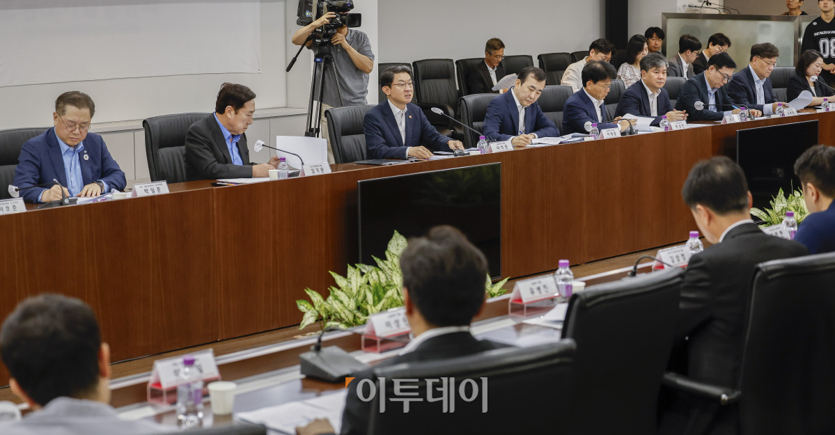 ▲이억원 금융위원회 위원장이 19일 서울 영등포구 중소기업중앙회에서 열린 생산적 금융 대전환 회의에서 모두발언을 하고 있다. 조현호 기자 hyunho@