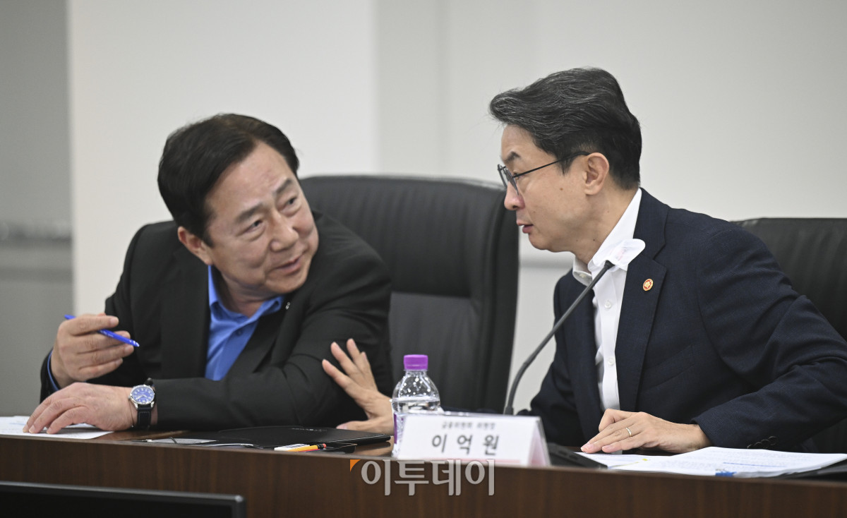 ▲이억원(오른쪽) 금융위원회 위원장과 김기문 중소기업중앙회장이 19일 서울 영등포구 중소기업중앙회에서 열린 생산적 금융 대전환 회의에서 대화를 하고 있다. 조현호 기자 hyunho@