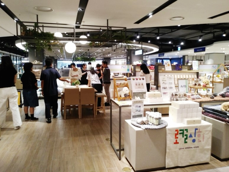 ▲서울 강동구가 지역 내 사회적경제기업, 청년, 소상공인들이 참여하는 ‘현대백화점 로컬상회’가 이달 개장했다고 19일 밝혔다. (강동구)