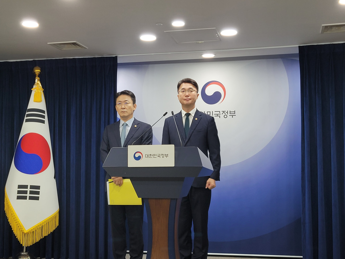 ▲19일 서울정부청사에서 권대영 금융위원회 부위원장(왼쪽)과 류제명 과학기술정보통신부 제2차관이 합동 브리핑을 하고 있다. (김연진 기자 yeonjin@)