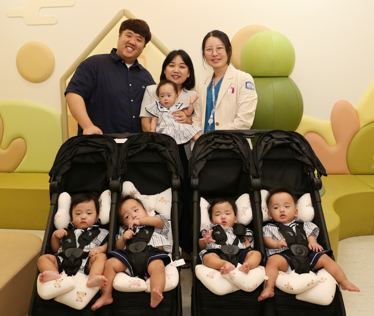 ▲오둥이 가족과 홍수빈 가톨릭대학교 서울성모병원 산부인과 교수  (가톨릭대학교 서울성모병원)