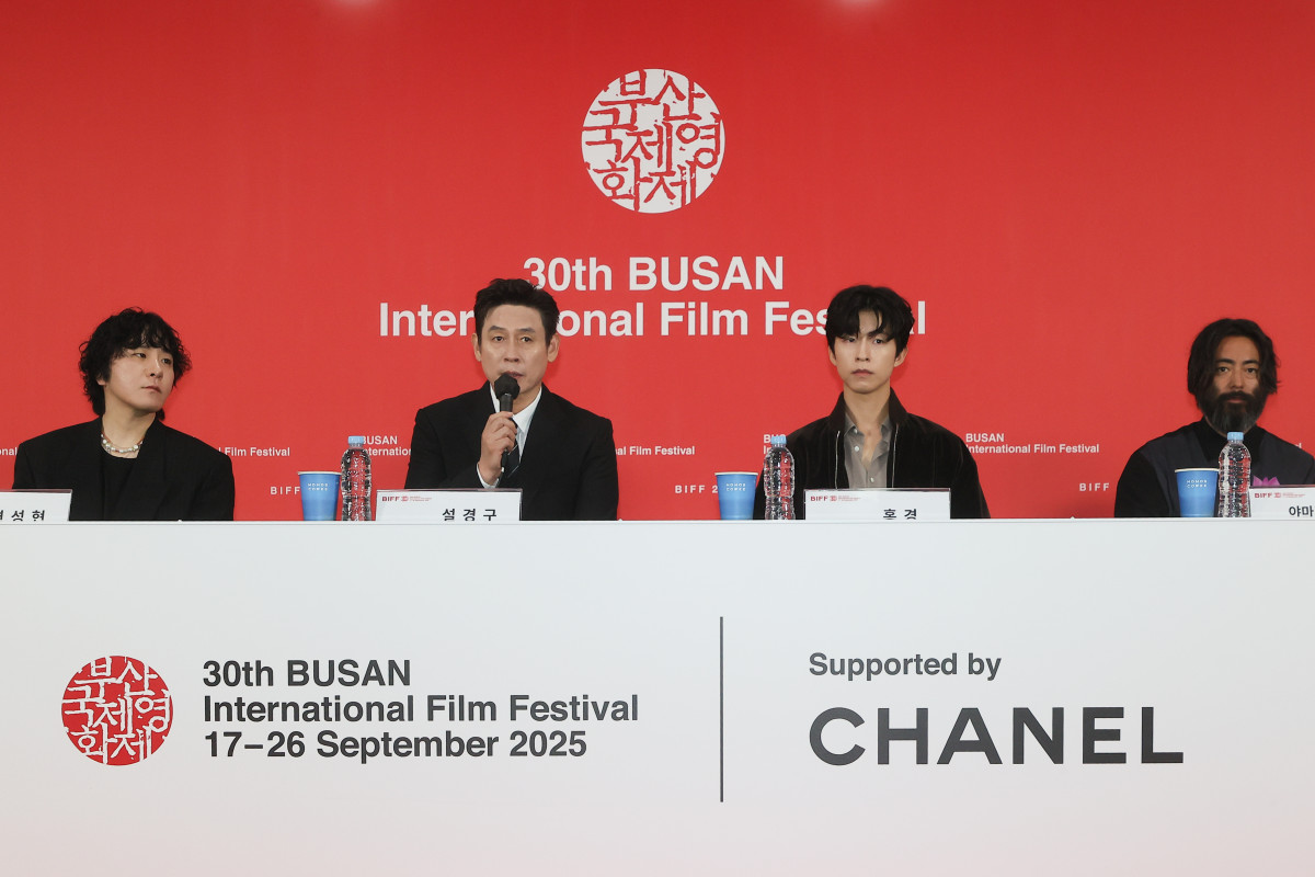 ▲ 변성현(왼쪽부터) 감독, 배우 설경구, 홍경, 야마다 타카유키가 19일 부산 해운대구 우동 영화의전당에서 열린 제30회 부산국제영화제 '굿뉴스' 기자회견에서 인사말을 하고 있다. (연합뉴스)