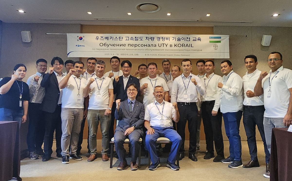 ▲한국철도공사가 8일부터 19일까지 2주간 우즈베키스탄 철도청(UTY) 직원 15명을 초청해 ’고속차량 정비 기술이전 교육‘을 진행하고 수료식을 하고 있다. (사진제공=한국철도공사)
