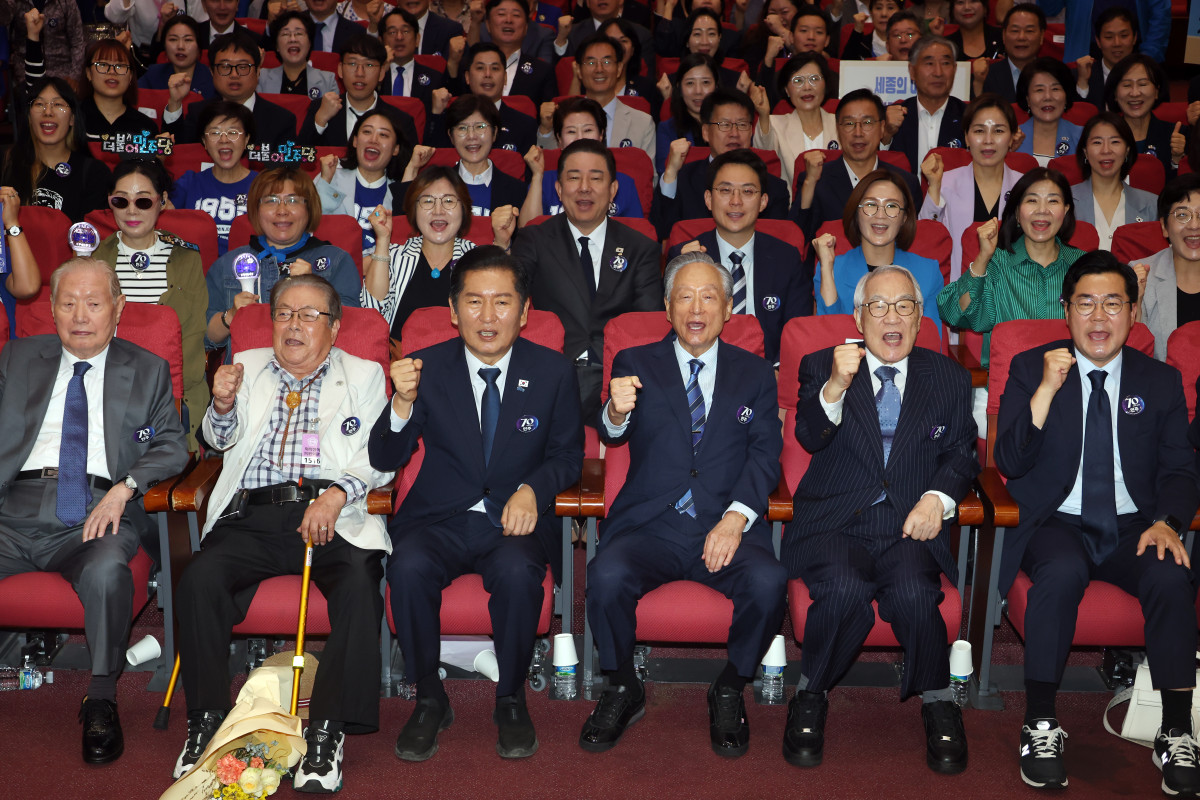 ▲정청래 더불어민주당 대표와 권노갑 김대중재단 이사장 등 참석자들이이 19일 서울 여의도 국회 의원회관에서 열린 더불어민주당 창당 70주년 기념식에서 기념촬영하고 있다. 2025.09.19.  (뉴시스)