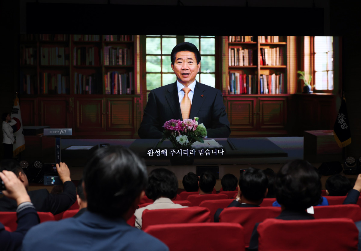 ▲AI 기술로 만들어진 노무현 전 대통령의 인사 영상이 19일 서울 여의도 국회 의원회관에서 열린 더불어민주당 창당 70주년 기념식에서 상영되고 있다. 2025.09.19.  (뉴시스)