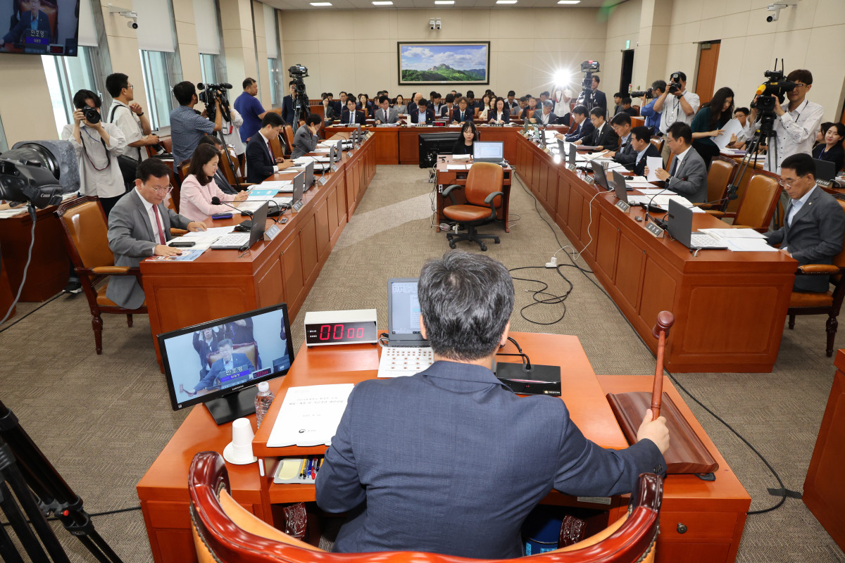 ▲20일 오전 서울 여의도 국회 환경노동위원회 전체회의에서 안호영 위원장이 의사봉을 두드리고 있다. 2025.08.20.  (뉴시스)