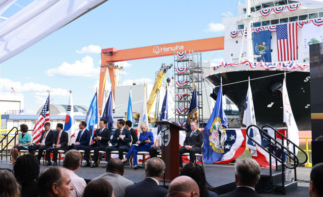 ▲이재명 대통령이 8월 26일(현지시간) 미국 필라델피아의 한화 필리조선소에서 열린 '스테이트 오브 메인'호 명명식에 참석하고 있다. 이 대통령 오른쪽은 김동관 한화그룹 부회장. 이 선박은 미국 해양청이 발주한 국가 안보 다목적 선박(NSMV) 5척 중 3호선이다.  (연합뉴스)