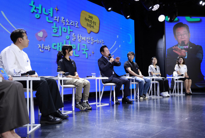 ▲이재명 대통령이 19일 서울 마포구 구름아래 소극장에서 열린 2030 청년 소통·공감 토크콘서트에서 발언하고 있다.  (연합뉴스)