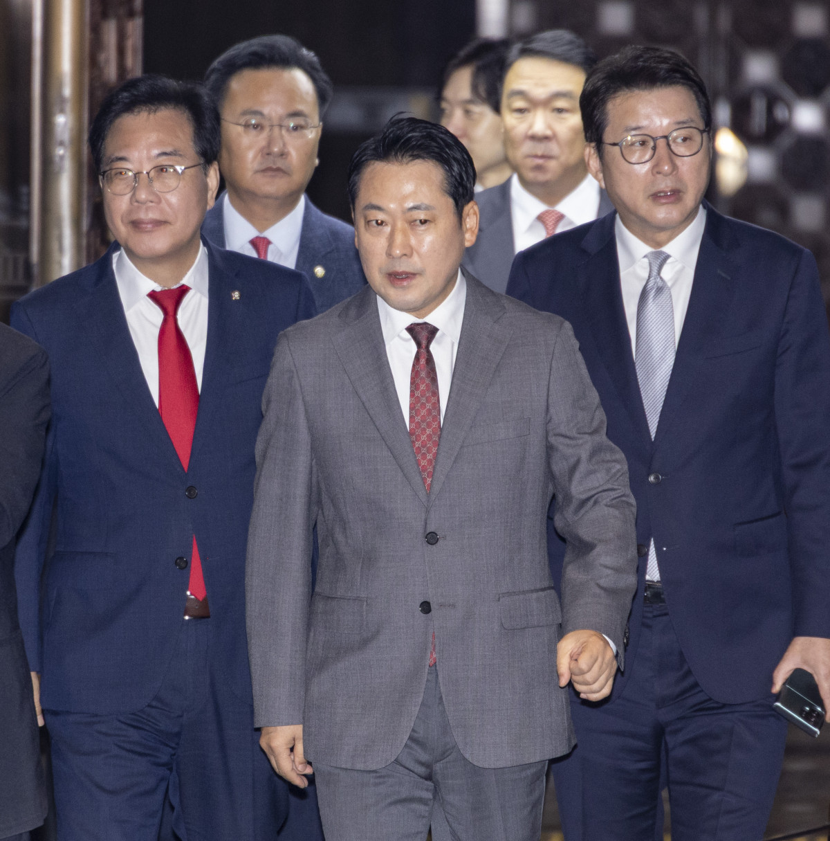 ▲국민의힘 장동혁 대표와 송언석 원내대표를 비롯한 당 지도부들이 19일 국회에서 열린 의원총회에 입장하고 있다. 2025.9.19 (연합뉴스)