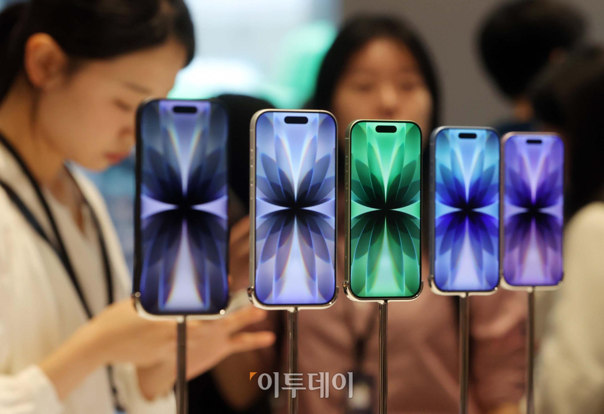 ▲애플의 신제품 정식 판매가 시작되는 9월 19일 서울 중구 명동 애플스토어에서 시민들이 제품을 체험하고 있다. 이날 애플은 가장 얇은 아이폰 에어를 비롯해 아이폰17, 아이폰17 프로, 아이폰17 프로맥스와 새로운 애플 워치 시리즈인 애플워치11, 애플워치 울트라3, 애플워치 SE3, 에어팟 프로3 등의 신제품을 정식 발매한다. 사진제공=애플코리아