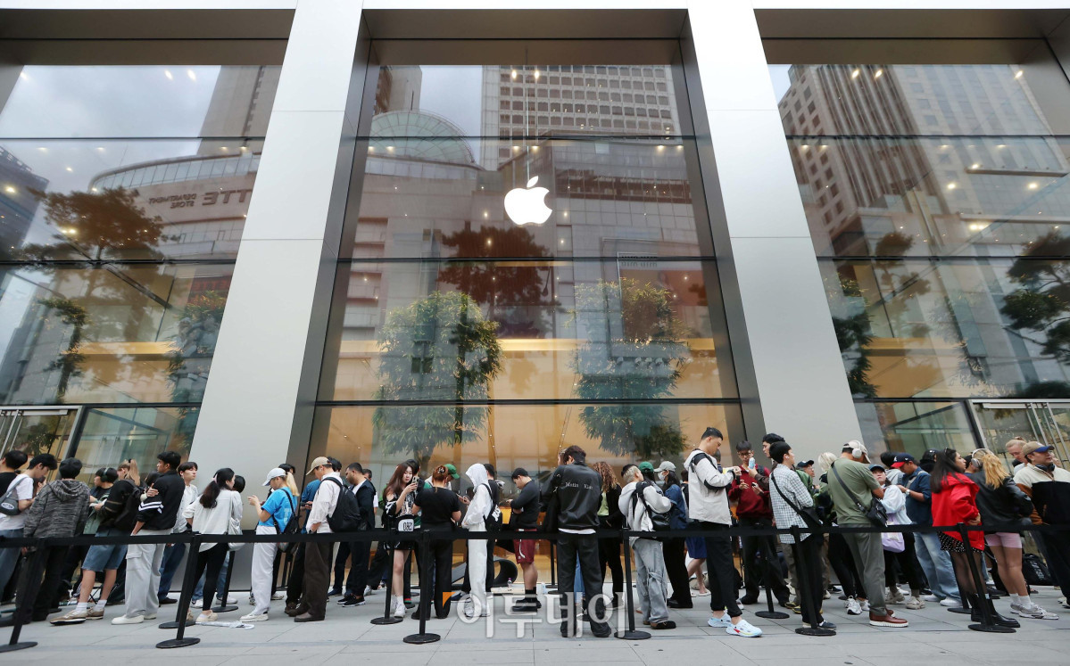 ▲애플의 신제품 정식 판매가 시작되는 19일 서울 중구 명동 애플스토어에서 시민들이 줄을 서고 있다. 이날 애플은 가장 얇은 아이폰 에어를 비롯해 아이폰17, 아이폰17 프로, 아이폰17 프로맥스와 새로운 애플 워치 시리즈인 애플워치11, 애플워치 울트라3, 애플워치 SE3, 에어팟 프로3 등의 신제품을 정식 발매한다. 사진제공=애플코리아