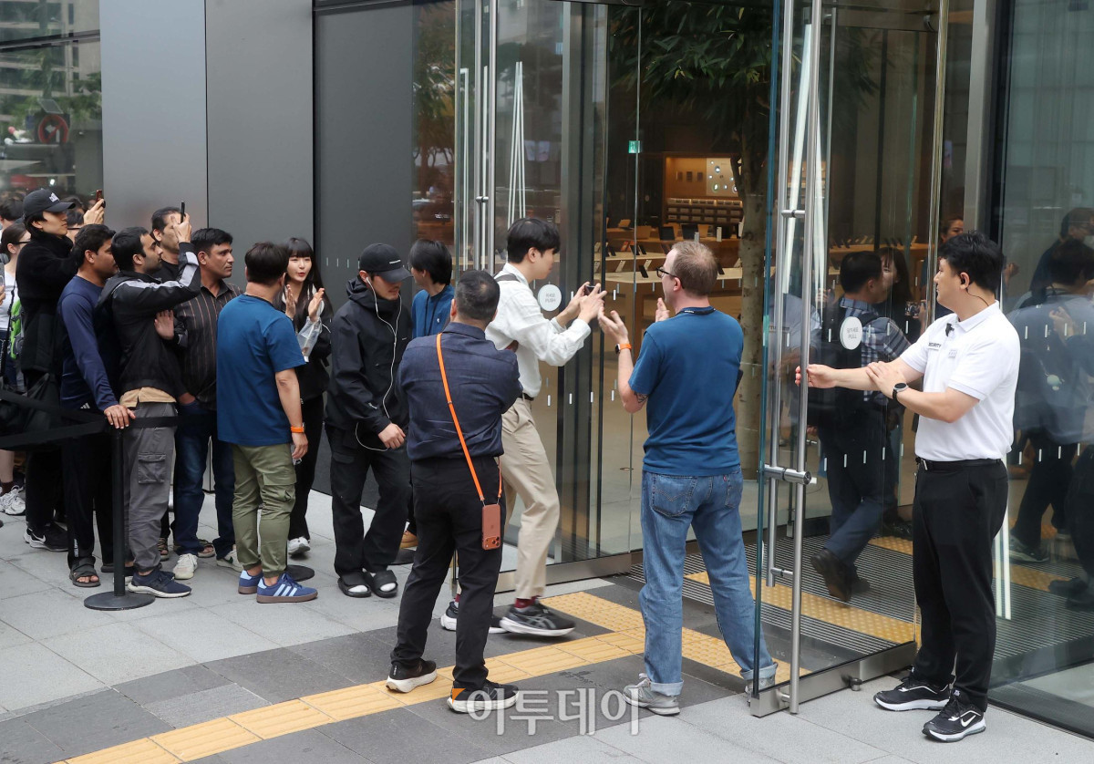 ▲애플의 신제품 정식 판매가 시작되는 19일 서울 중구 명동 애플스토어에서 시민들이 줄을 서고 있다. 이날 애플은 가장 얇은 아이폰 에어를 비롯해 아이폰17, 아이폰17 프로, 아이폰17 프로맥스와 새로운 애플 워치 시리즈인 애플워치11, 애플워치 울트라3, 애플워치 SE3, 에어팟 프로3 등의 신제품을 정식 발매한다. 사진제공=애플코리아