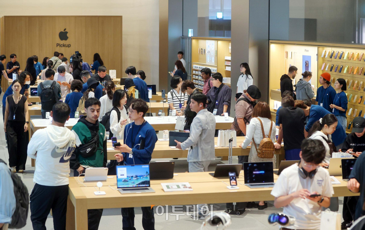▲애플의 신제품 정식 판매가 시작되는 19일 서울 중구 명동 애플스토어에서 시민들이 제품을 체험하고 있다. 이날 애플은 가장 얇은 아이폰 에어를 비롯해 아이폰17, 아이폰17 프로, 아이폰17 프로맥스와 새로운 애플 워치 시리즈인 애플워치11, 애플워치 울트라3, 애플워치 SE3, 에어팟 프로3 등의 신제품을 정식 발매한다. 사진제공=애플코리아