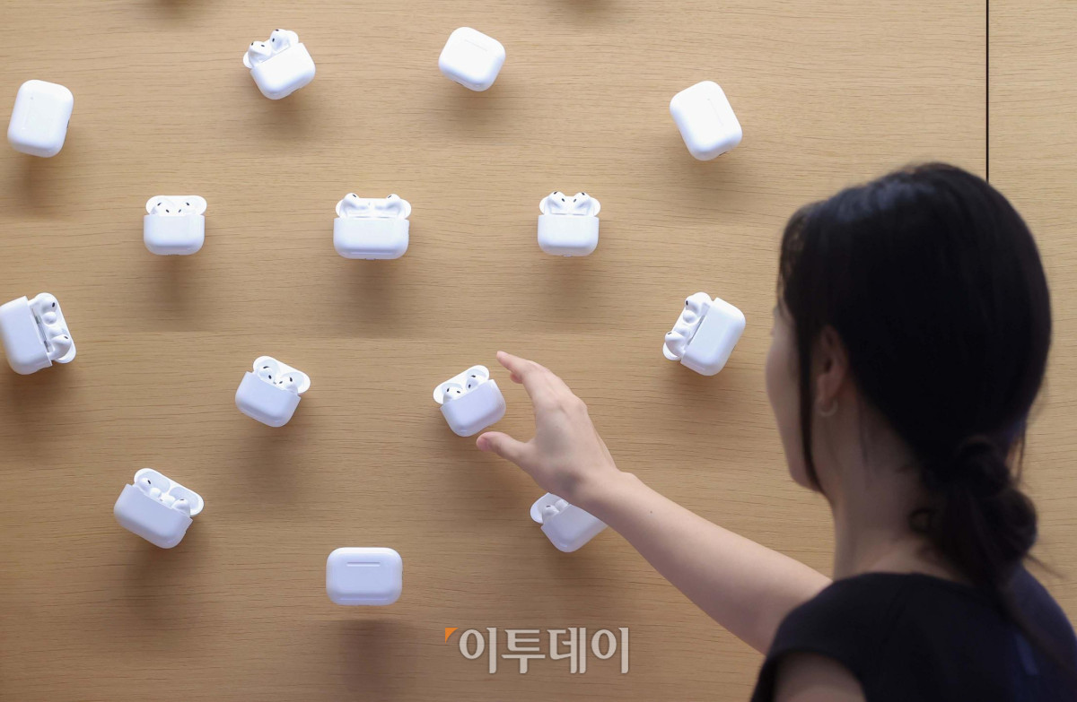 ▲애플의 신제품 정식 판매가 시작되는 19일 서울 중구 명동 애플스토어에 에어팟 프로3가 전시돼 있다. 이날 애플은 가장 얇은 아이폰 에어를 비롯해 아이폰17, 아이폰17 프로, 아이폰17 프로맥스와 새로운 애플 워치 시리즈인 애플워치11, 애플워치 울트라3, 애플워치 SE3, 에어팟 프로3 등의 신제품을 정식 발매한다. 사진제공=애플코리아