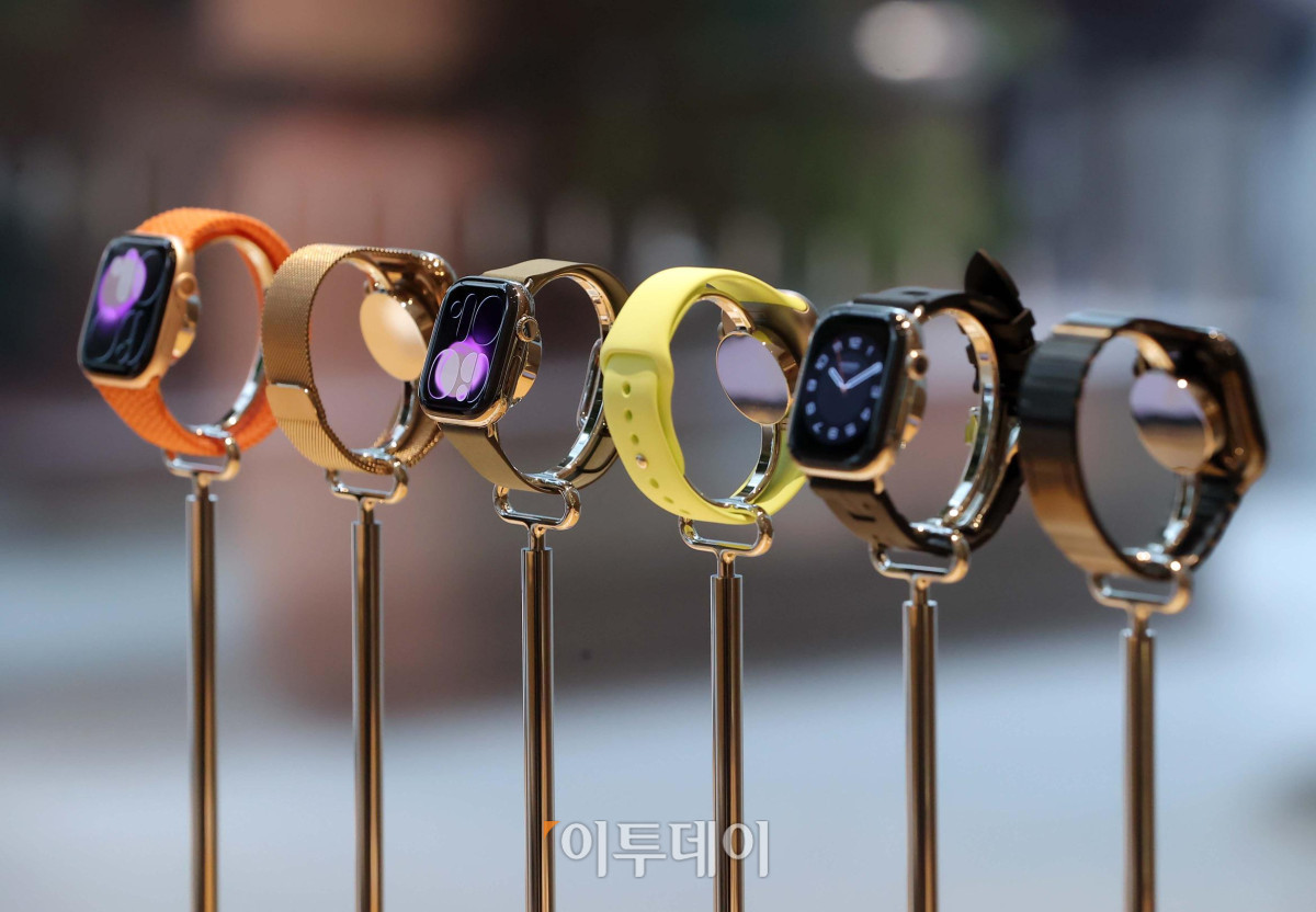 ▲애플의 신제품 정식 판매가 시작되는 19일 서울 중구 명동 애플스토어에 애플워치 시리즈가 전시돼 있다. 이날 애플은 가장 얇은 아이폰 에어를 비롯해 아이폰17, 아이폰17 프로, 아이폰17 프로맥스와 새로운 애플 워치 시리즈인 애플워치11, 애플워치 울트라3, 애플워치 SE3, 에어팟 프로3 등의 신제품을 정식 발매한다. 사진제공=애플코리아