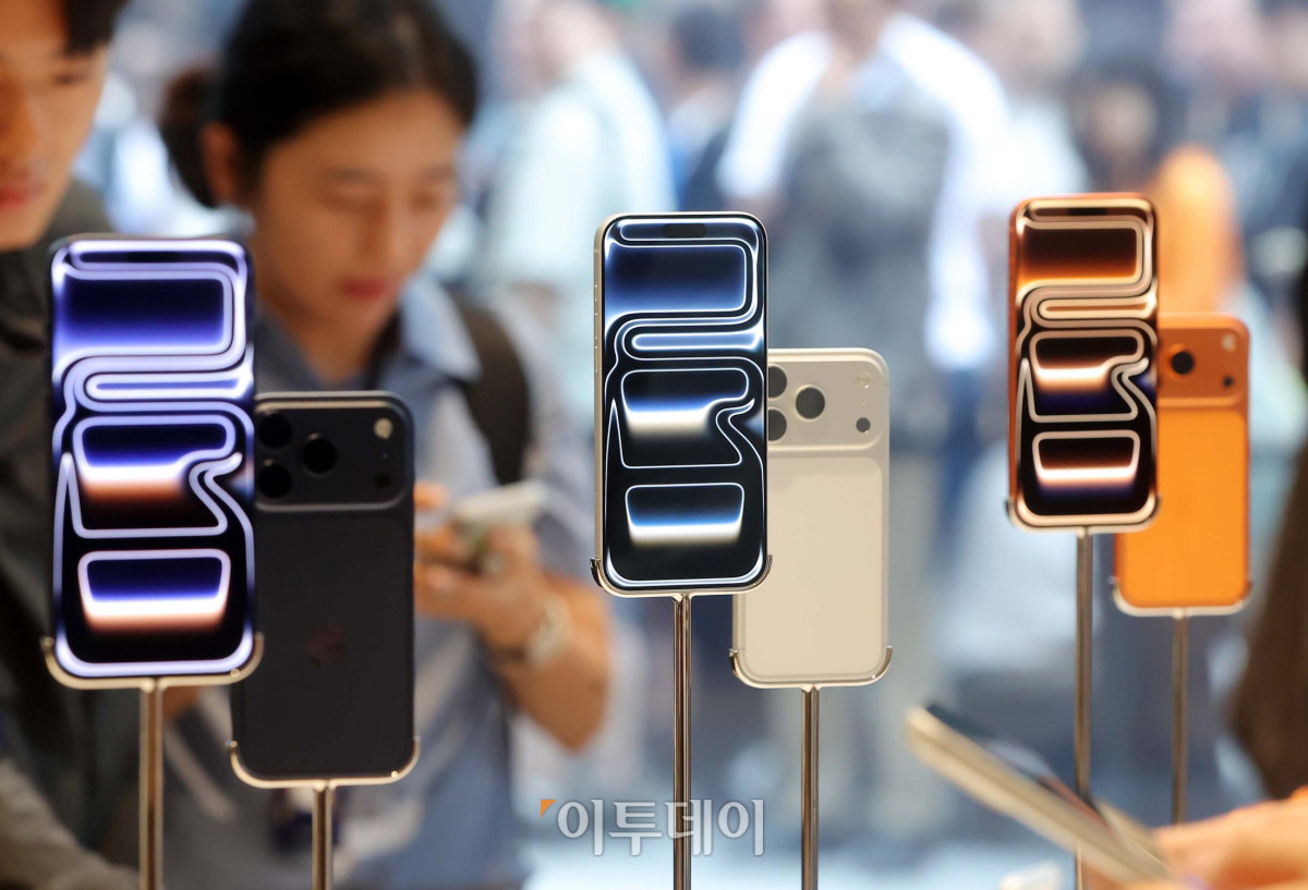▲애플의 신제품 정식 판매가 시작되는 지난달 19일 서울 중구 명동 애플스토어에서 시민들이 제품을 체험하고 있다. 이날 애플은 가장 얇은 아이폰 에어를 비롯해 아이폰17, 아이폰17 프로, 아이폰17 프로맥스와 새로운 애플 워치 시리즈인 애플워치11, 애플워치 울트라3, 애플워치 SE3, 에어팟 프로3 등의 신제품을 정식 발매한다. 사진제공=애플코리아