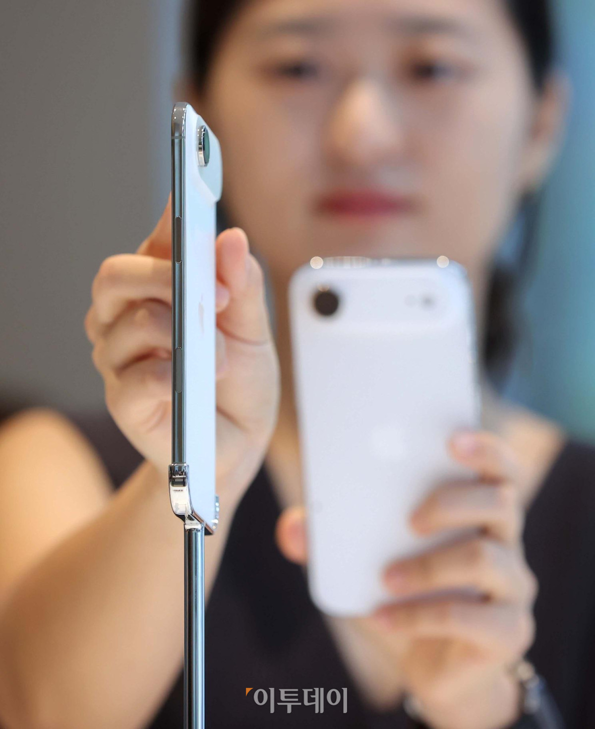 ▲애플의 신제품 정식 판매가 시작되는 19일 서울 중구 명동 애플스토어에서 시민이 제품을 체험하고 있다. 이날 애플은 가장 얇은 아이폰 에어를 비롯해 아이폰17, 아이폰17 프로, 아이폰17 프로맥스와 새로운 애플 워치 시리즈인 애플워치11, 애플워치 울트라3, 애플워치 SE3, 에어팟 프로3 등의 신제품을 정식 발매한다. 사진제공=애플코리아