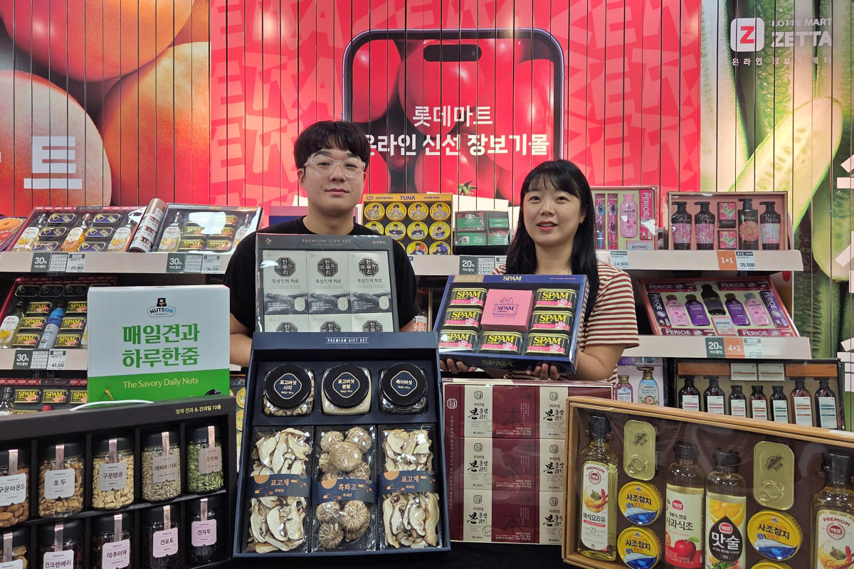 ▲롯데마트 직원들이 롯데마트 제타플렉스 잠실점에서 명절선물세트를 홍보하고 있다. (사진제공=롯데마트)